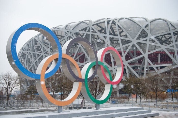 1月20日，北京奥林匹克公园内的奥运五环标志和国家体育场“鸟巢”。新华社记者陈钟昊摄