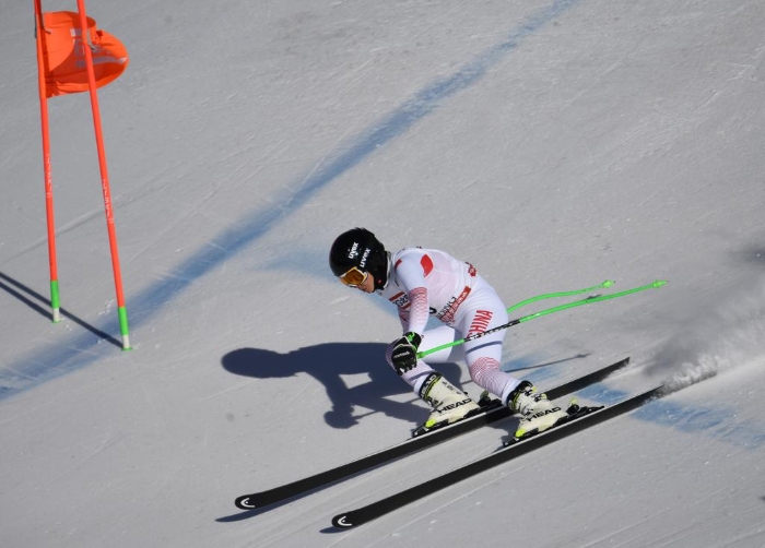 2020年1月20日，第十四届全国冬季运动会高山滑雪速度类女子超级大回转比赛，黑龙江代表队选手倪悦名在比赛中。新华社发（任超摄）