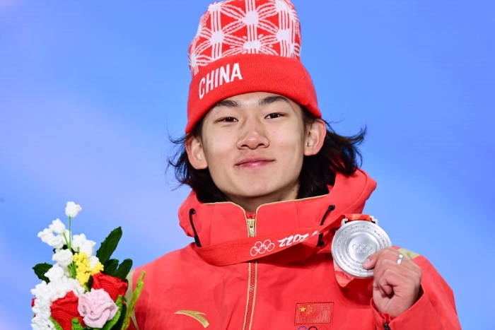 2月7日，亚军中国选手苏翊鸣在北京2022年冬奥会单板滑雪男子坡面障碍技巧奖牌颁发仪式上。新华社记者张宏祥摄