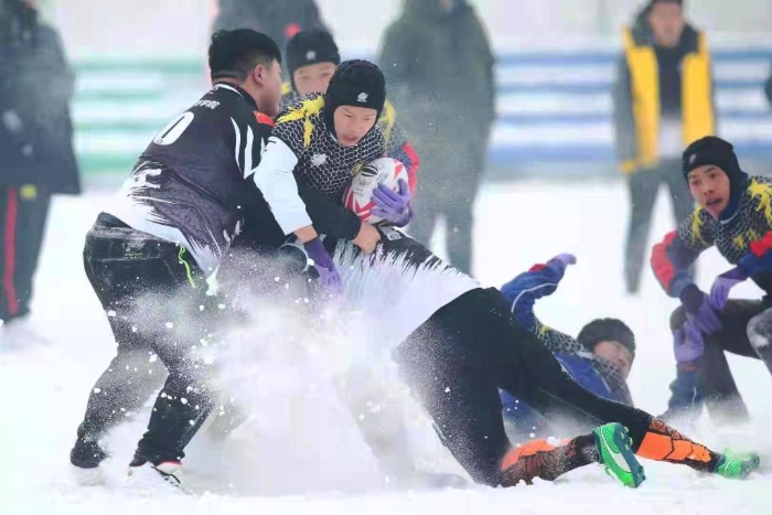 2019年12月30日，在辽宁沈阳，沈阳城市学院的学生们参加雪地橄榄球赛。新华社记者杨青摄