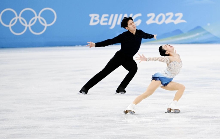 2月19日，中国队选手隋文静（前）/韩聪在北京冬奥会花样滑冰双人滑自由滑比赛中。新华社记者李一博摄