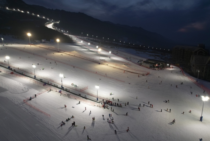 2月14日，游客在鳌山滑雪场夜场中滑雪（无人机照片）。新华社记者邵瑞摄
