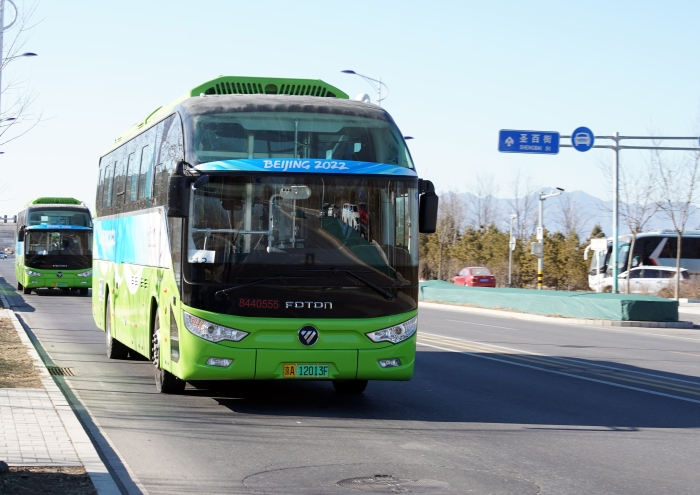 1月17日，氢燃料新能源车行驶在北京市延庆区的一处道路上。新华社记者任超摄