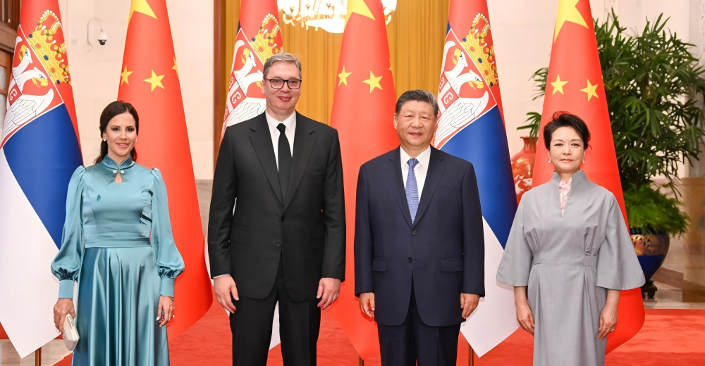 习近平同塞尔维亚总统武契奇会谈